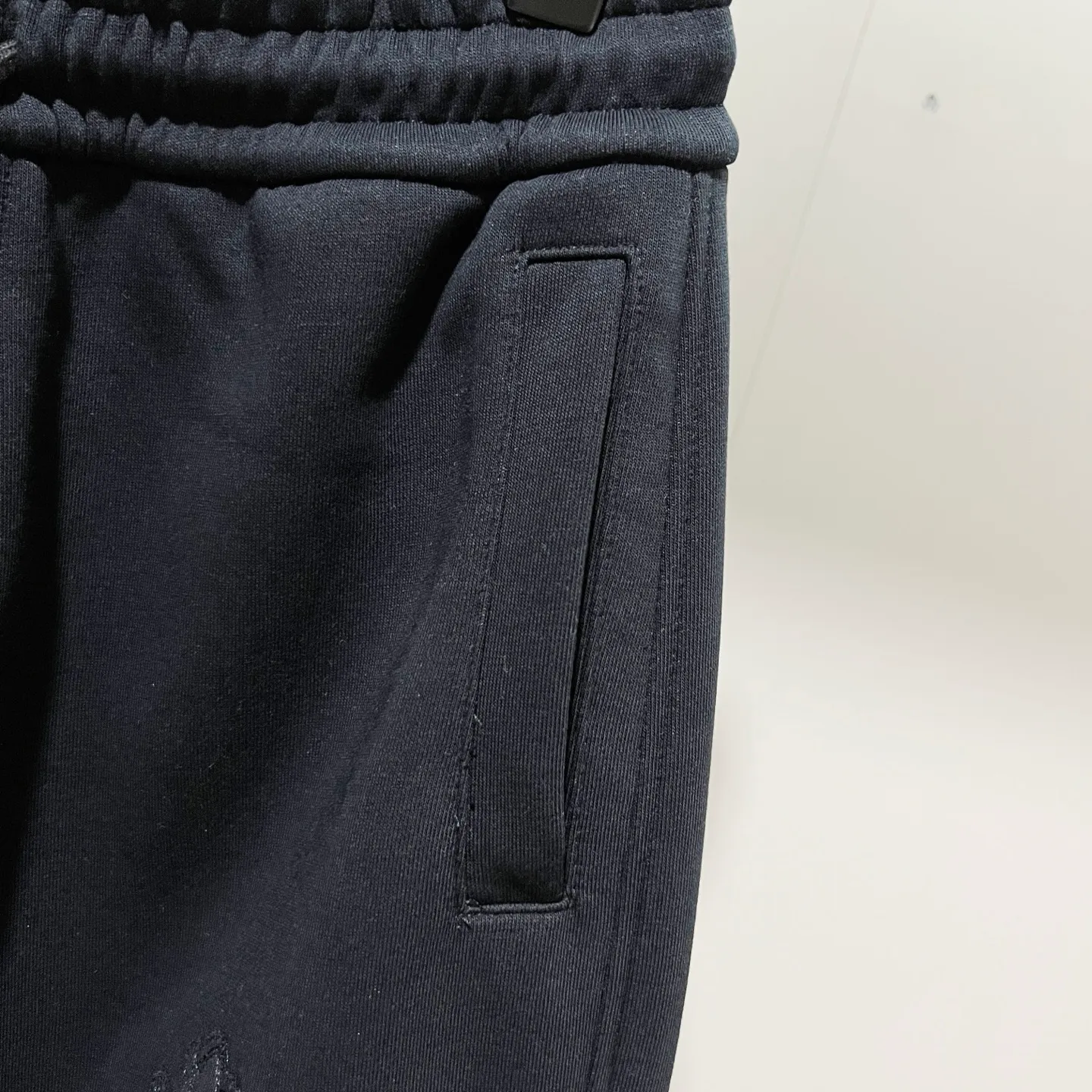 P260 chromehearts/Chrome Hearts Selection 400 custom fabric sweatpants, patched horseshoe Sanskrit cross ✝️LOGO embroidery🪡 process, official synchronization, 1:1 original mold opening, fashionable personality, versatile trend, pure original quality, original washed fabric, tag, collar label, washed wheat, complete three labels, color: black, gray. Size: M-3XL